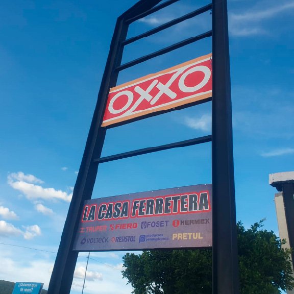 Estructura publicitaria instalada en Querétaro